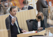 Nationalratsabgeordneter Nikolaus Berlakovich (ÖVP) am Rednerpult, Infrastrukturministerin Leonore Gewessler (GRÜNE) auf der Regierungsbank