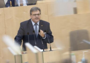 Nationalratsabgeordneter Gerhard Deimek (FPÖ) am Rednerpult