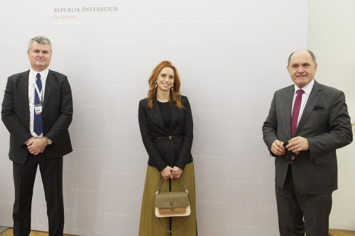 Gruppenfoto mit Nationalratspräsident Wolfgang Sobotka (ÖVP) und TeilnehmerInnen