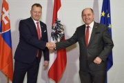 Fahnenfoto. Von links: slowakischer Parlamentspräsident Boris Kollar, Nationalratspräsident Wolfgang Sobotka (V)