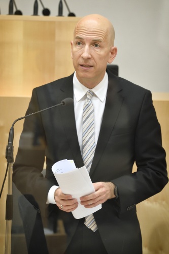 Arbeitsminister Martin Kocher am Wort