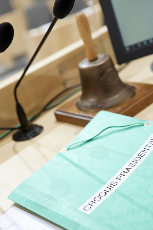 Blick auf das Präsidium mit Glocke und Coquis für die Sitzung