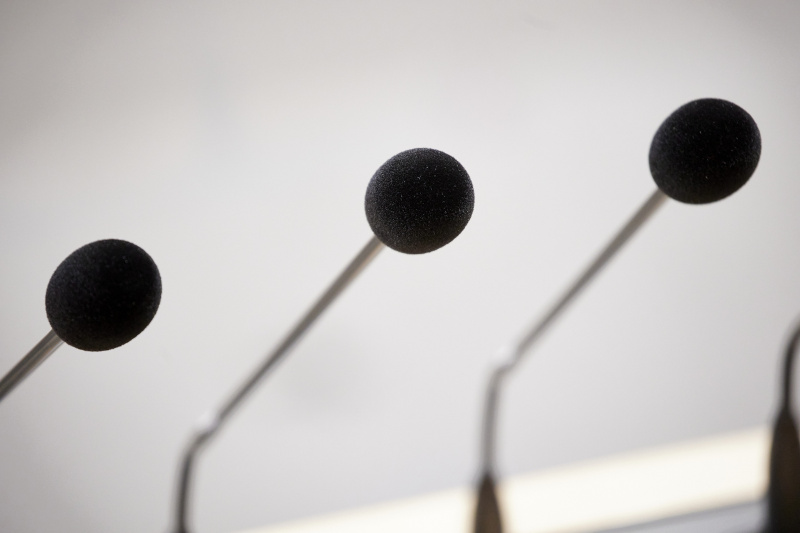 Mikrofone des Rednerpults im Sitzungssaal