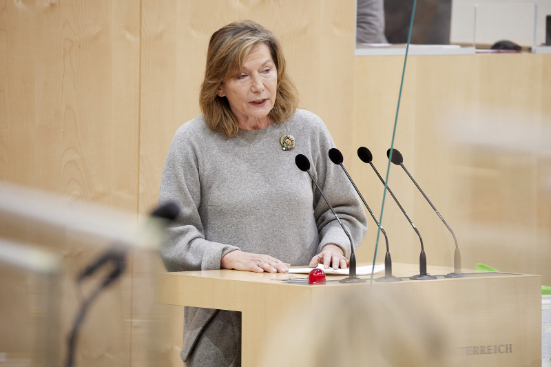Fragestunde, am Rednerpult Bundesrätin Sonja Zwazl (ÖVP)