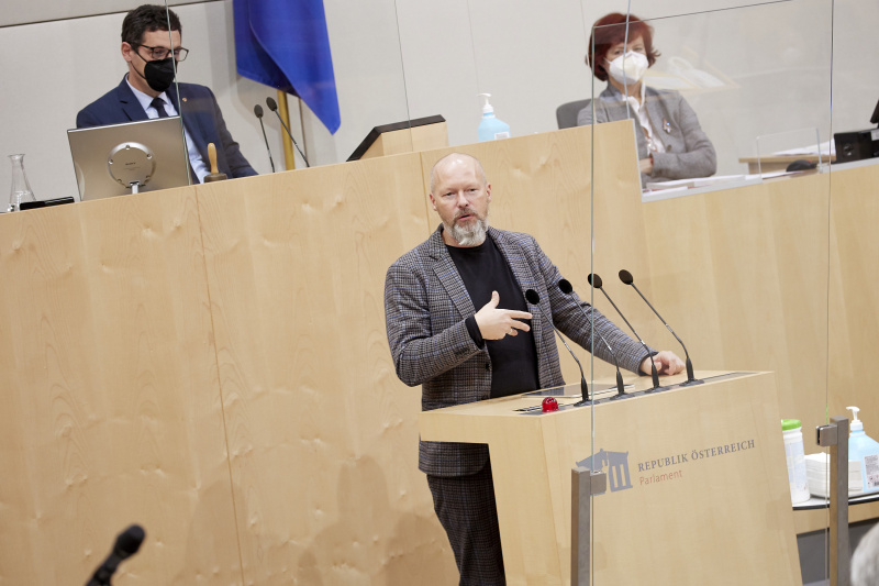 Fragestunde, am Rednerpult Vorsitzender der Bundesratsfraktion Marco Schreuder (GRÜNE)