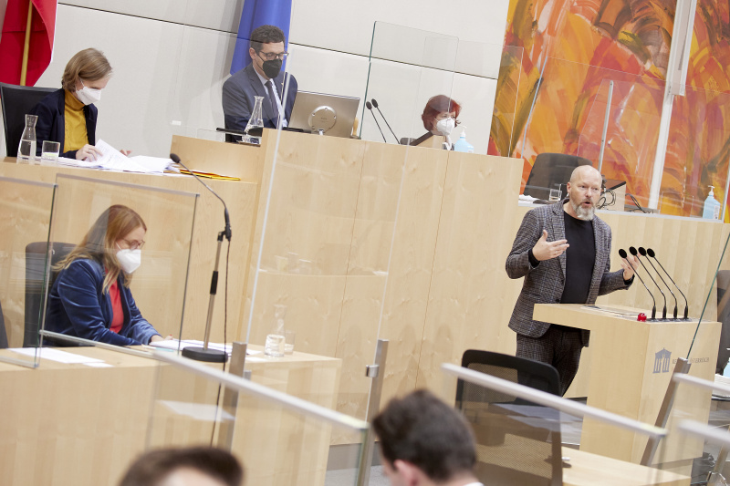 Fragestunde, am Rednerpult Vorsitzender der Bundesratsfraktion Marco Schreuder (GRÜNE)