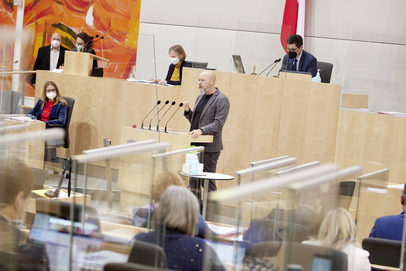 Fragestunde, am Rednerpult Vorsitzender der Bundesratsfraktion Marco Schreuder (GRÜNE)