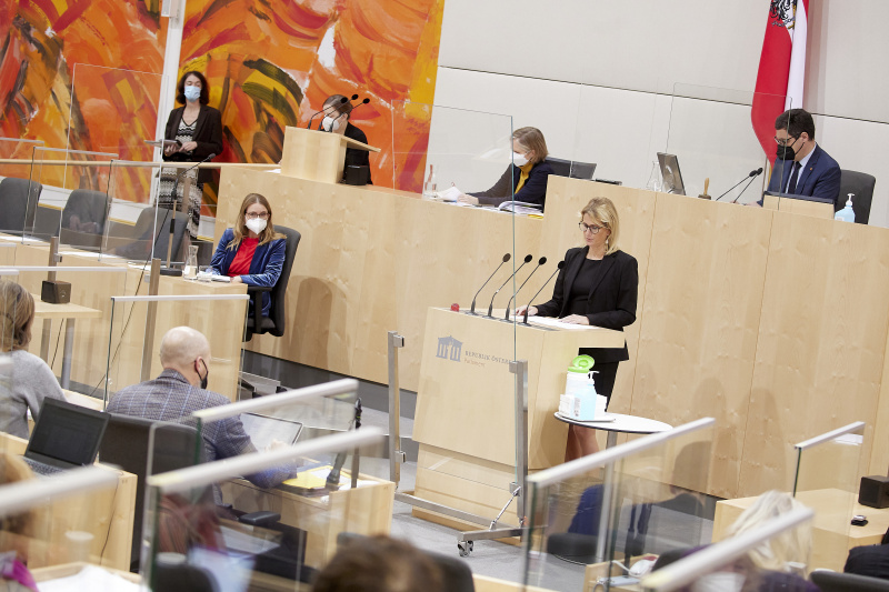 Fragestunde, am Rednerpult Bundesrätin Isabella Kaltenegger (ÖVP)