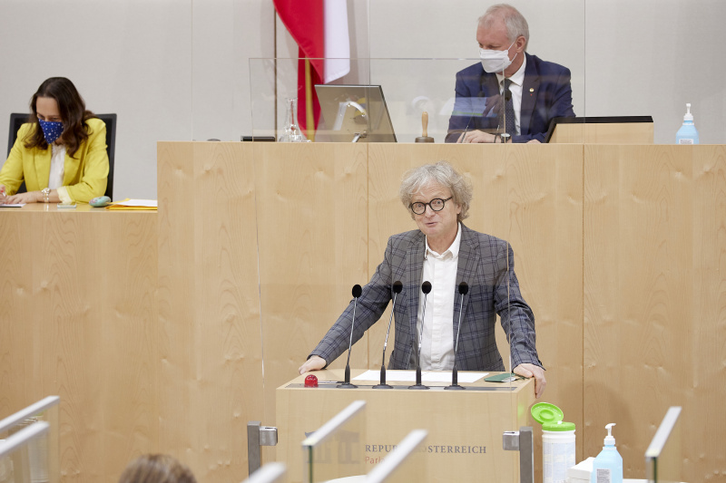 Fragestunde, am Rednerpult Bundesrat Adi Gross (GRÜNE)