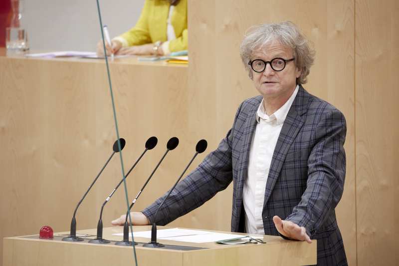 Fragestunde, am Rednerpult Bundesrat Adi Gross (GRÜNE)