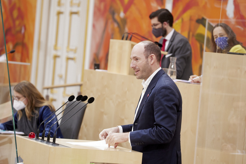 Fragestunde, am Rednerpult Bundesrat Karl-Arthur Arlamovsky (NEOS)