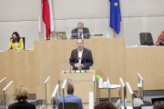 Fragestunde, am Rednerpult Bundesrat Karl-Arthur Arlamovsky (NEOS)