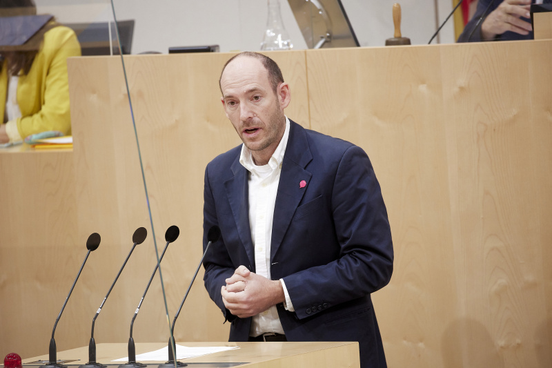 Fragestunde, am Rednerpult Bundesrat Karl-Arthur Arlamovsky (NEOS)