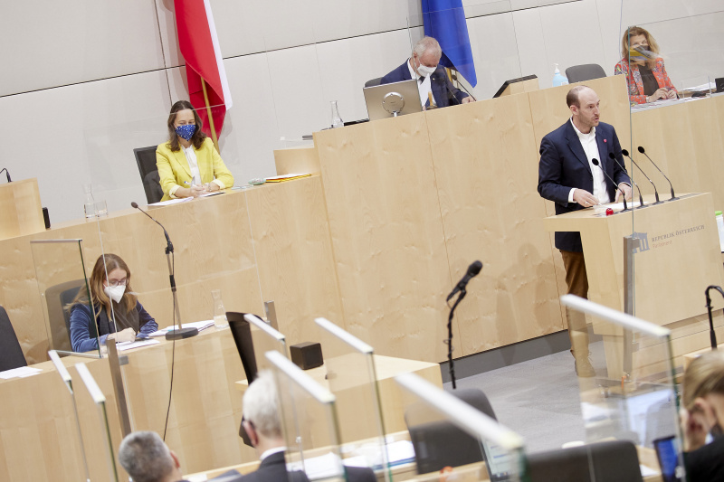 Fragestunde, am Rednerpult Bundesrat Karl-Arthur Arlamovsky (NEOS)