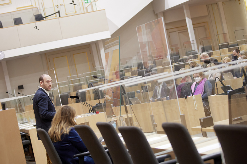 Fragestunde, am Rednerpult Bundesrat Karl-Arthur Arlamovsky (NEOS)