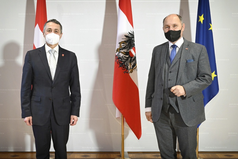 Fahnenfoto. Von links: Schweizer Bundespräsident Ignazio Cassis, Nationalratspräsident Wolfgang Sobotka (V)