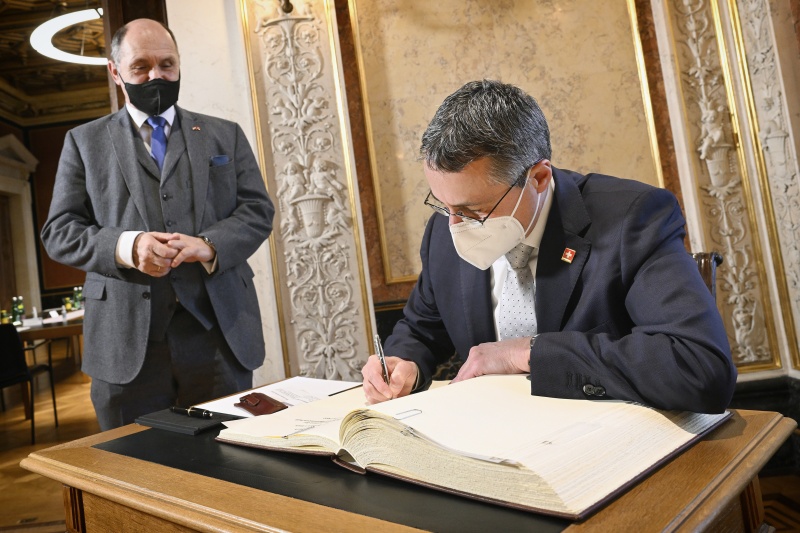 Eintrag ins Gästebuch, von links: Nationalratspräsident Wolfgang Sobotka (V), Schweizer Bundespräsident Ignazio Cassis