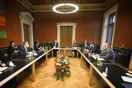 Arbeitsgespräch zwischen dem Schweizer Bundespräsidenten Ignazio Cassis (2. von links) und Nationalratspräsident Wolfgang Sobotka (V) (rechts)
