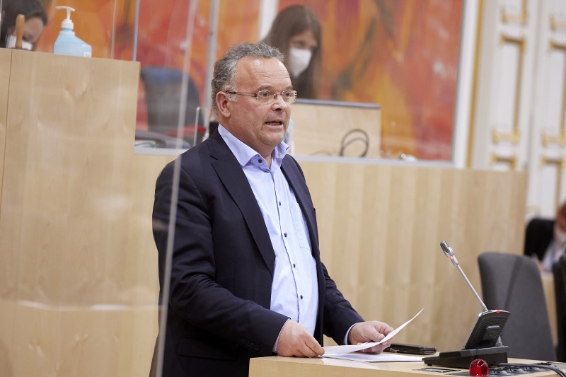 Am Rednerpult Nationalratsabgeordneter Gerald Hauser (FPÖ)