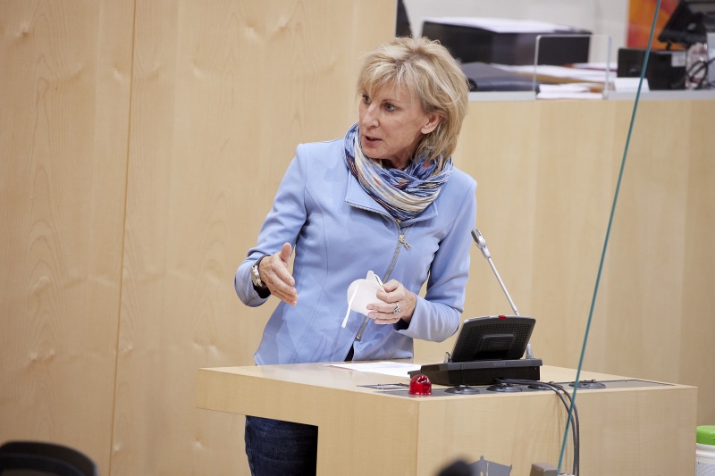 Am Rednerpult Nationalratsabgeordnete Gabriela Schwarz (ÖVP)