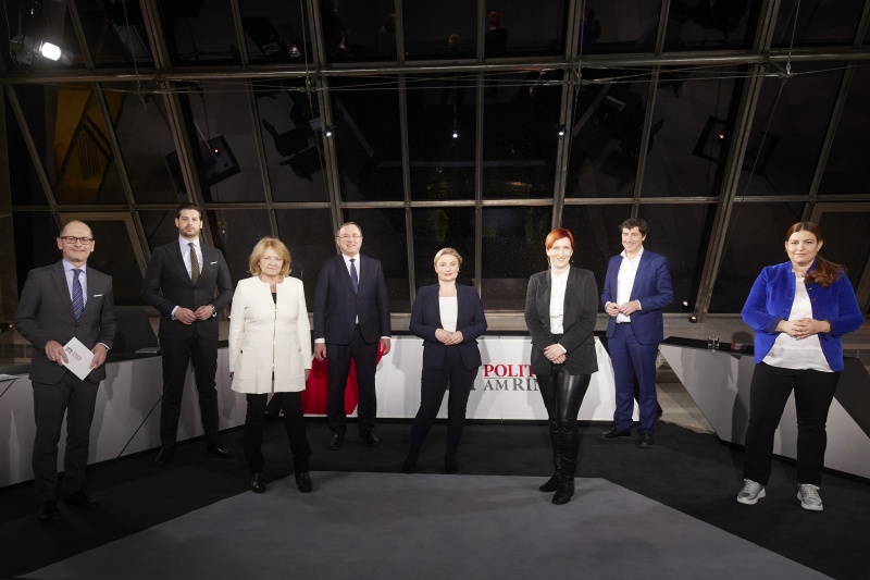 Von links: Moderator Gerald Groß, Nationalratsabgeordneter Philipp Schrangl (FPÖ), Nationalratsabgeordnete Ruth Becher (SPÖ), Nationalratsabgeordneter Johann Singer (ÖVP), Gabriele Etzl Deloitte Legal, Elke Hanel-Torsch Mietervereinigung Österreichs, Nationalratsabgeordneter Johannes Margreiter (NEOS), Nationalratsabgeordnete Nina Tomaselli (GRÜNE)