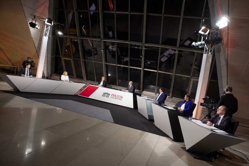 Von links: Nationalratsabgeordneter Philipp Schrangl (FPÖ), Nationalratsabgeordnete Ruth Becher (SPÖ), Gabriele Etzl Deloitte Legal, Moderator Gerald Groß, Nationalratsabgeordneter Johannes Margreiter (NEOS), Nationalratsabgeordnete Nina Tomaselli (GRÜNE), Nationalratsabgeordneter Johann Singer (ÖVP)