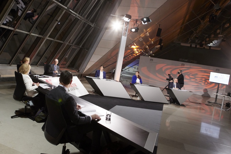 Von links: Nationalratsabgeordneter Philipp Schrangl (FPÖ), Nationalratsabgeordnete Ruth Becher (SPÖ), Gabriele Etzl Deloitte Legal, Moderator Gerald Groß, Nationalratsabgeordneter Johannes Margreiter (NEOS), Nationalratsabgeordnete Nina Tomaselli (GRÜNE), Nationalratsabgeordneter Johann Singer (ÖVP)