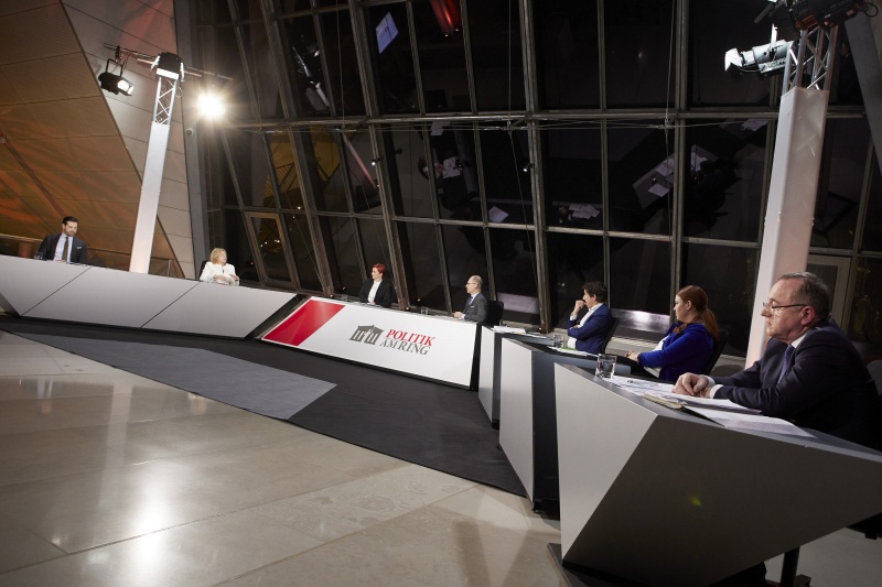 Von links: Nationalratsabgeordneter Philipp Schrangl (FPÖ), Nationalratsabgeordnete Ruth Becher (SPÖ), Elke Hanel-Torsch Mietervereinigung Österreichs,  Moderator Gerald Groß, Nationalratsabgeordneter Johannes Margreiter (NEOS), Nationalratsabgeordnete Nina Tomaselli (GRÜNE), Nationalratsabgeordneter Johann Singer (ÖVP)