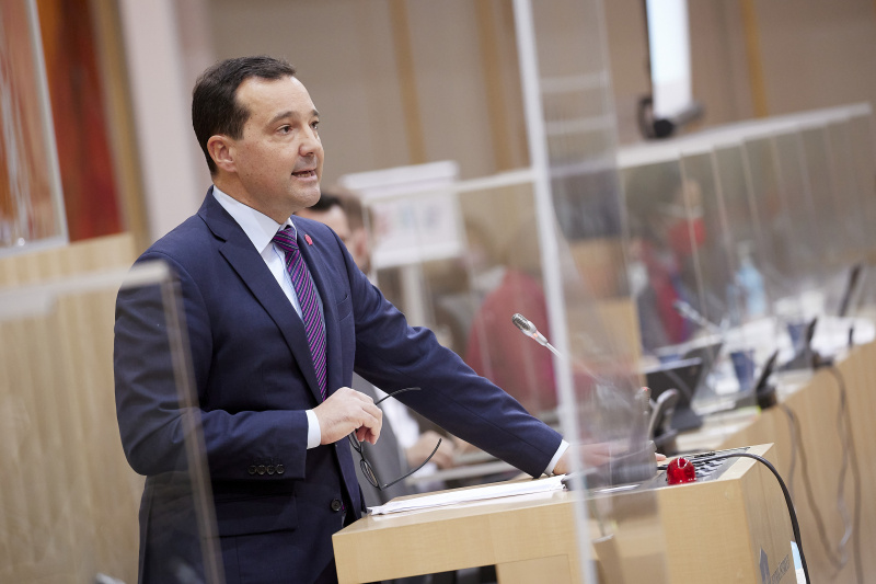 Am Rednerpult Nationalratsabgeordneter Gerald Loacker (NEOS)