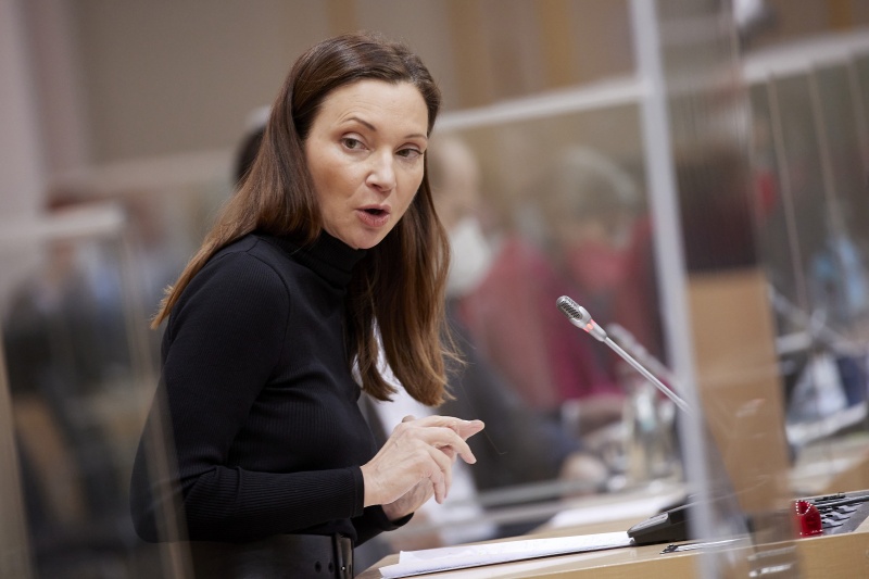 Am Rednerpult Nationalratsabgeordnete Susanne Fürst (FPÖ)