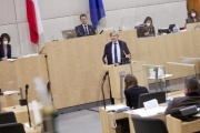 Am Rednerpult Nationalratsabgeordneter Josef Smolle (ÖVP)
