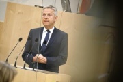 Am Rednerpult: Nationalratsabgeordneter Reinhold Lopatka (ÖVP)