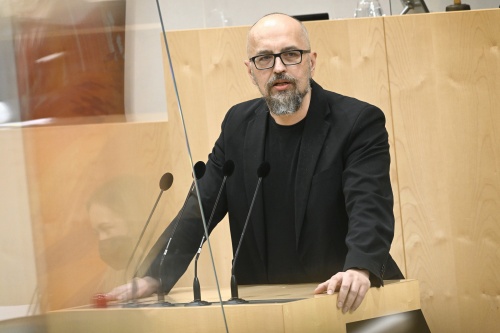 Am Rednerpult: Nationalratsabgeordneter Michel Reimon (Grüne