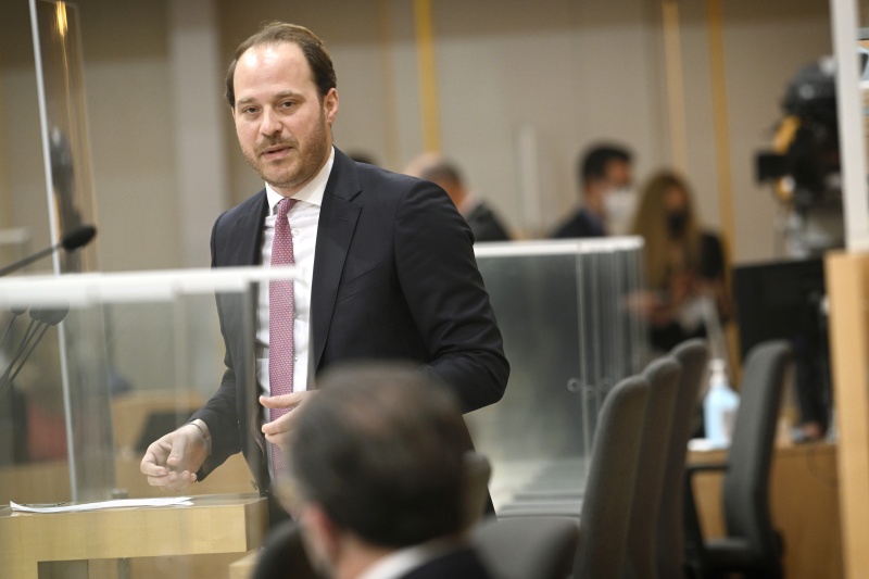 Am Rednerpult: Nationalratsabgeordneter Nikolaus Scherak (NEOS)