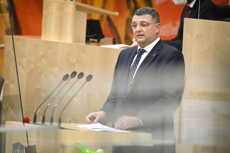 Am Rednerpult: Nationalratsabgeordneter Jörg Leichtfried (SPÖ)