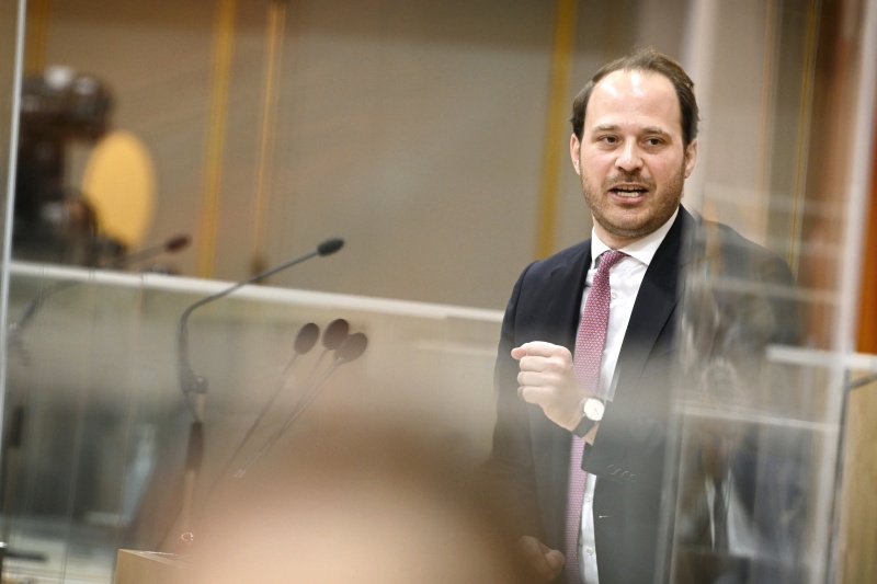 Am Rednerpult: Nationalratsabgeordneter Nikolaus Scherak (NEOS)