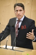 Am Rednerpult: Nationalratsabgeordneter Reinhard Eugen Bösch (FPÖ)