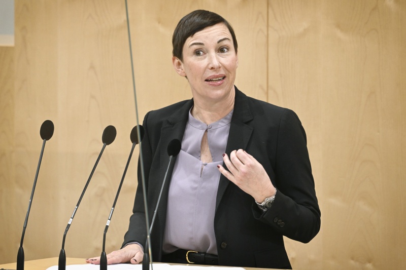 Am Rednerpult: Nationalratsabgeordnete Henrike Brandstötter (NEOS)