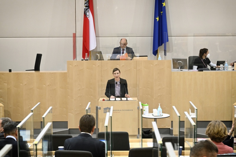 Am Rednerpult: Nationalratsabgeordnete Henrike Brandstötter (NEOS)