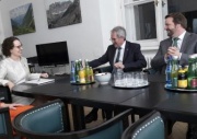 Arbeitsgespräch. Von links: Bundesratspräsidentin Christine Schwarz-Fuchs (ÖVP), Landtagspräsident Karl Wilfing (ÖVP), Mitarbeiter