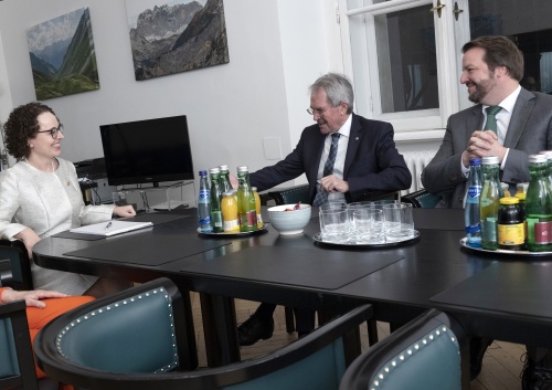 Arbeitsgespräch. Von links: Bundesratspräsidentin Christine Schwarz-Fuchs (ÖVP), Landtagspräsident Karl Wilfing (ÖVP), Mitarbeiter