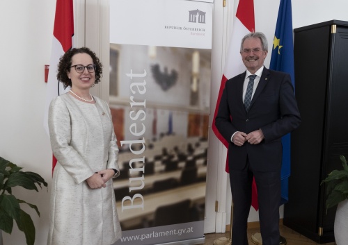Fahnenfoto. Von links: Bundesratspräsidentin Christine Schwarz-Fuchs (ÖVP), Landtagspräsident Karl Wilfing (ÖVP)