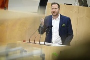 Am Rednerpult: Nationalratsabgeordneter Michael Schnedlitz (FPÖ)