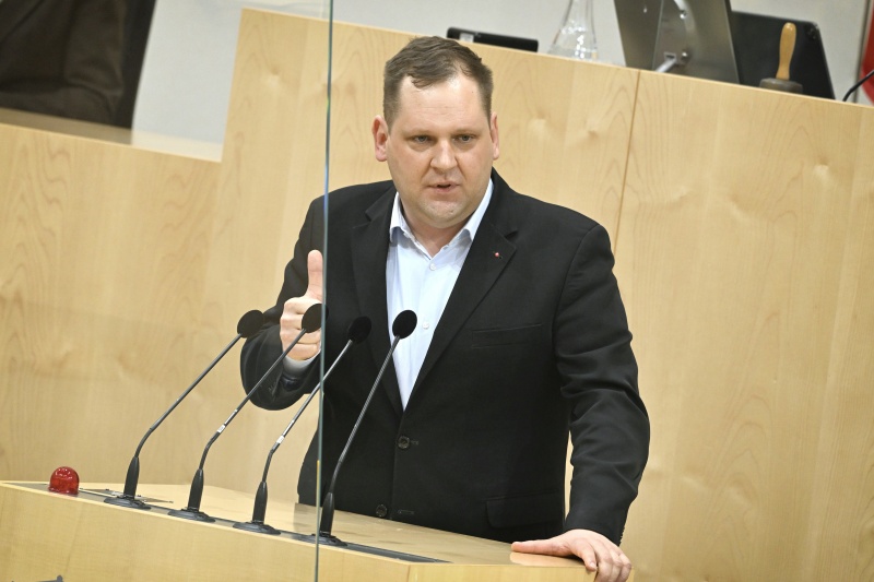Am Rednerpult: Nationalratsabgeordneter Philip Kucher (SPÖ)