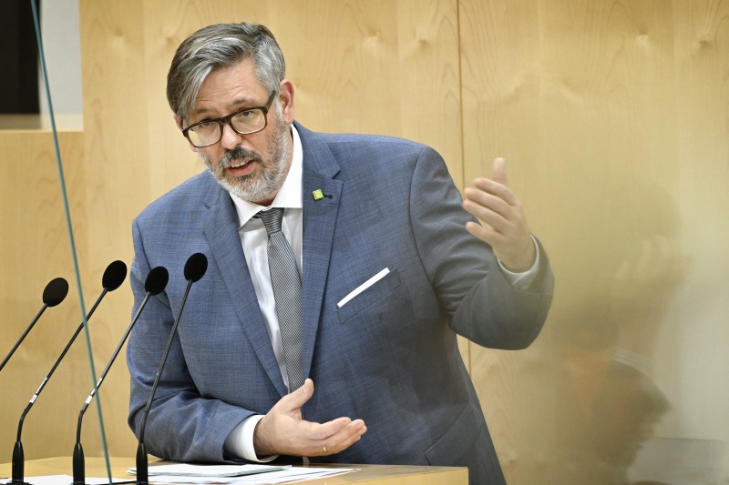 Am Rednerpult: Nationalratsabgeordneter Ralph Schallmeiner (GRÜNE)