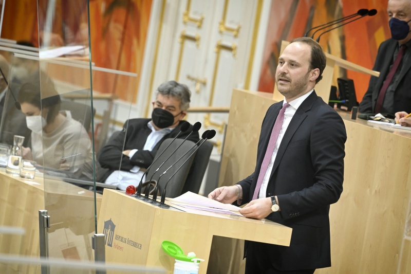 Am Rednerpult: Nationalratsabgeordneter Nikolaus Scherak (NEOS)