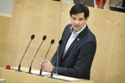 Am Rednerpult: Nationalratsabgeordneter Hannes Amesbauer (FPÖ)