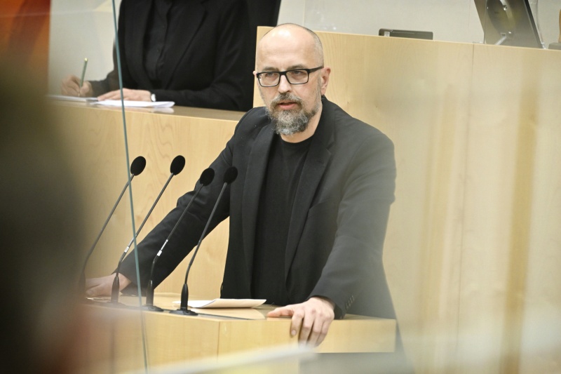 Am Rednerpult: Nationalratsabgeordneter Michel Reimon (GRÜNE)