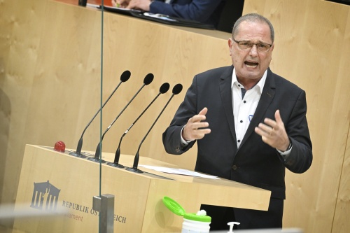 Am Rednerpult: Nationalratsabgeordneter Dietmar Keck (SPÖ).