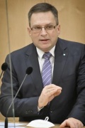 Am Rednerpult: Nationalratsabgeordneter August Wöginger (ÖVP)